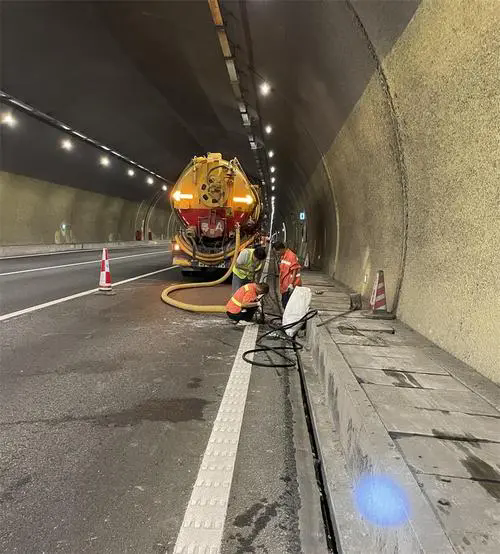 浦口隧道排水渠清淤